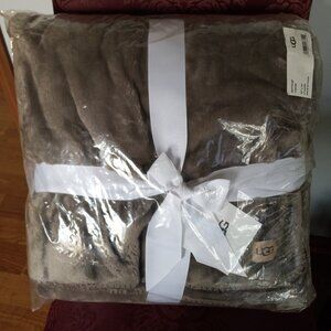 UGG 50x70  Whitecap throw. Light fawn color